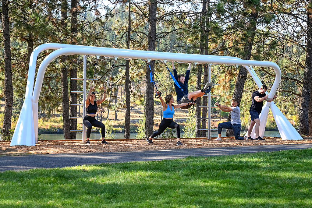outdoor-gym-design-equipment Five people working out on outdoor gym equipment with gym accessories.