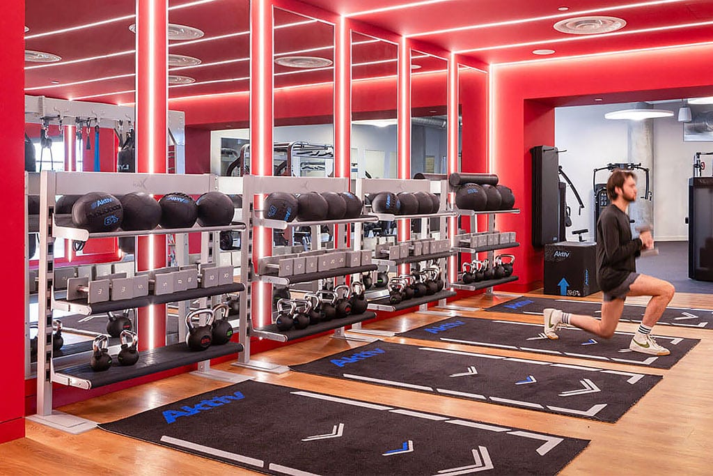 STREAMLINE-mobile_v2 woman performing back squat on S3D smith machine by gym rax